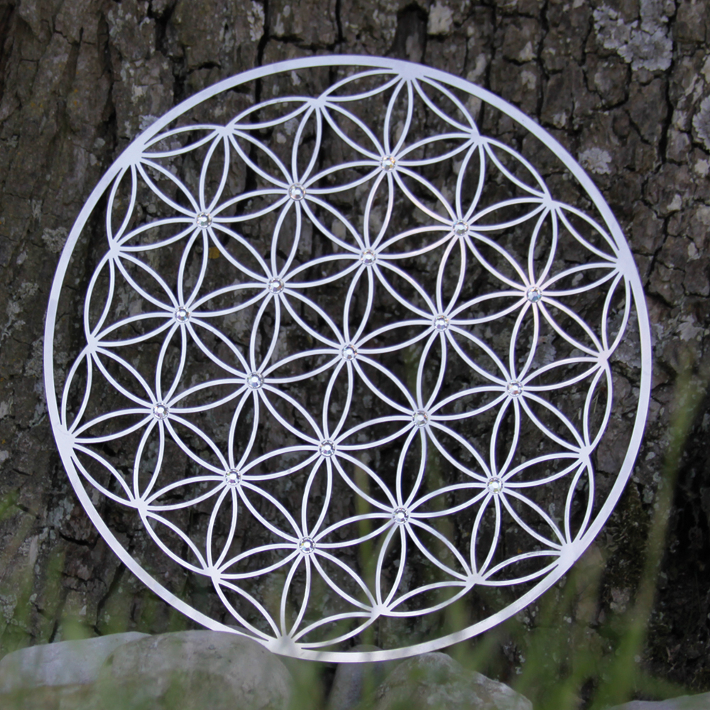 ,,Květ života" na zeď osazen 19 Swarovski krystaly