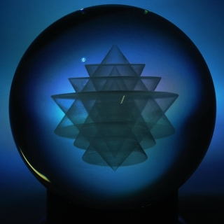 SRI YANTRA ve skleněné kouli - 10 cm